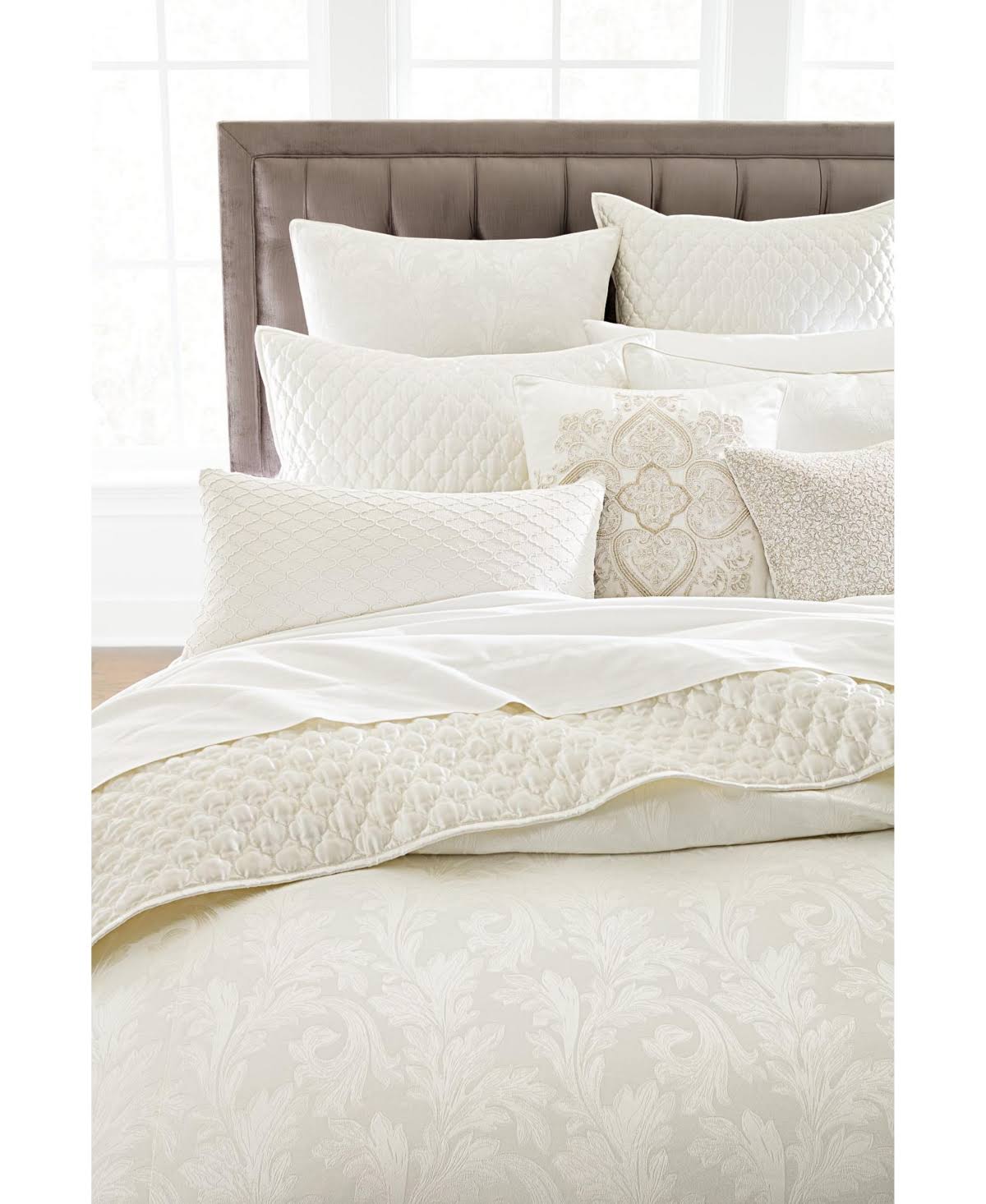 Full/Queen White Comforter M856571